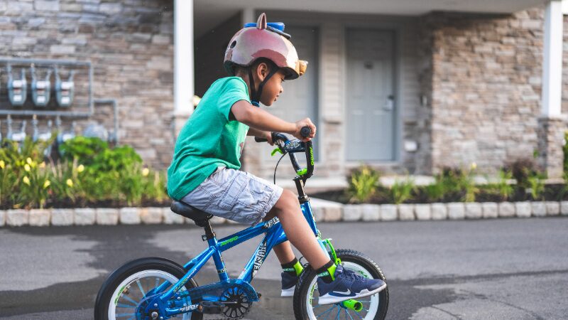 自転車を練習している子どもの画像